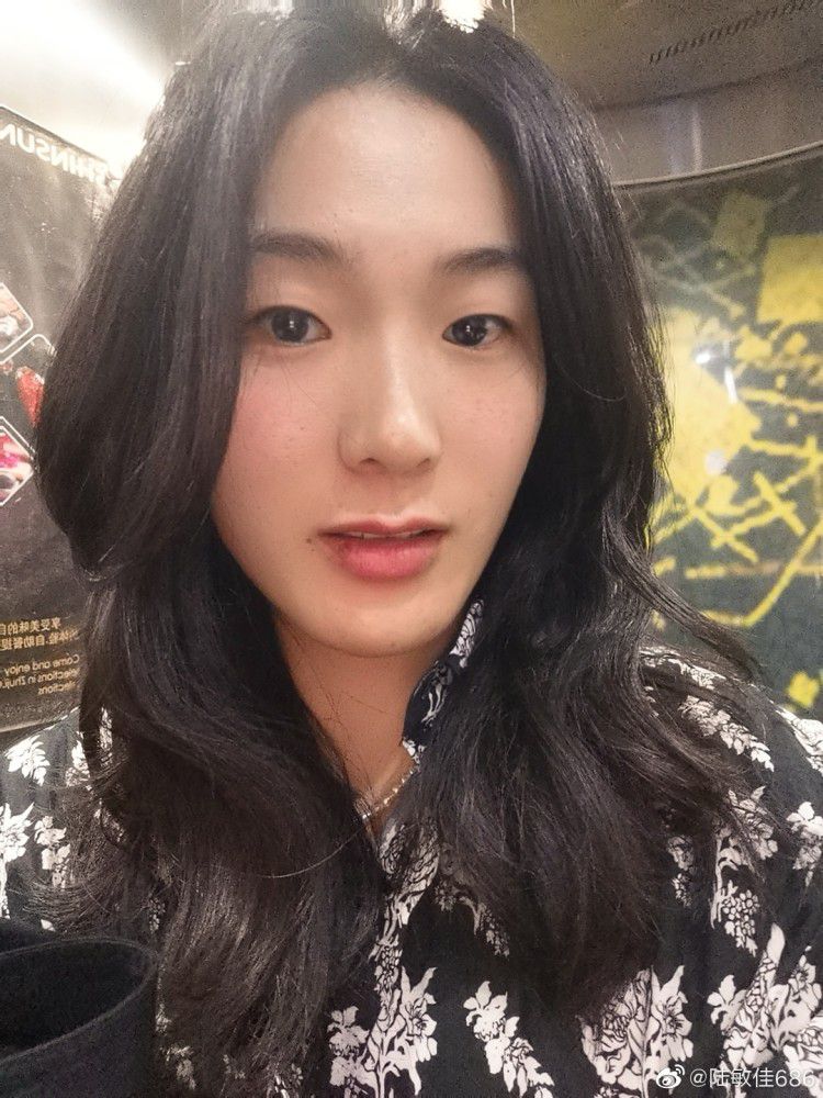 本以为这番爆笑的画风会持续到结束，而在预告的后半段氛围急转，更多的剧情细节缓缓展开：期盼“衣锦还乡”后同女神在一起平淡生活
